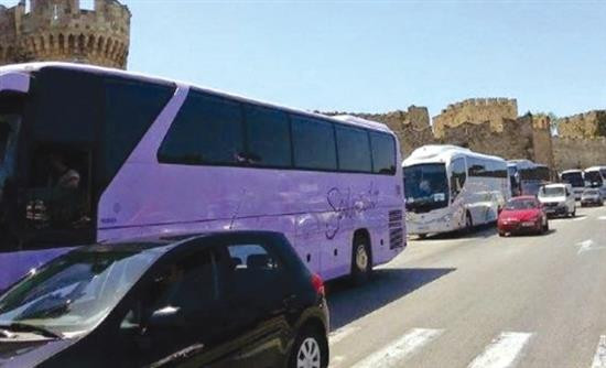 Ρόδος: Ομαδικός ξυλοδαρμός οδηγού τουριστικού λεωφορείου από ταξιτζήδες